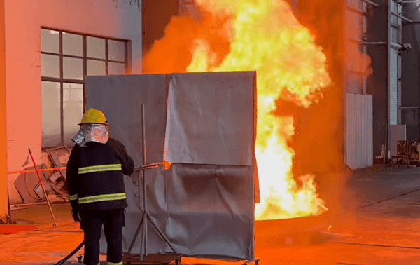 Prueba de fuego del cárter de aceite con concentrado de espuma FFFP al 3%: fuego extinguido en 1 minuto y 15 segundos